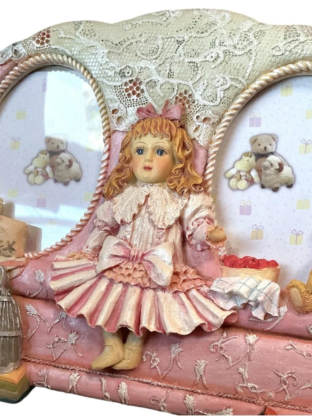Vintage Style Couch With Little Girl Mann Picture Frame 3D Very Detailed *READ*
